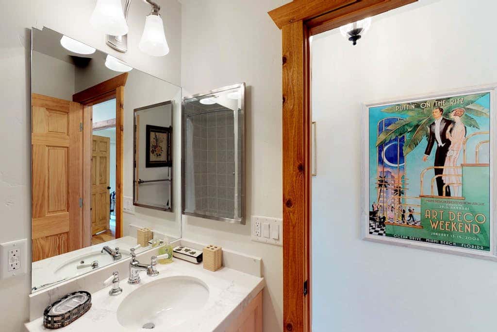 Comfortable condo with WiFi, washer & dryer, pool & hot tubs - walk to skiing