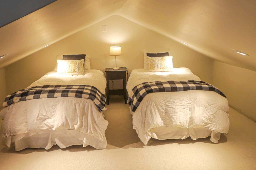 Comfortable condo with WiFi, washer & dryer, pool & hot tubs - walk to skiing