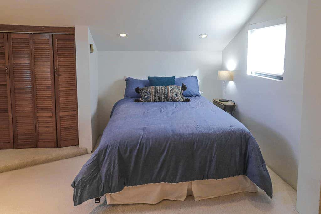 Comfortable condo with WiFi, washer & dryer, pool & hot tubs - walk to skiing