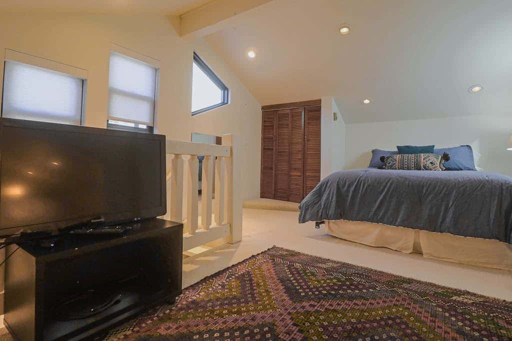 Comfortable condo with WiFi, washer & dryer, pool & hot tubs - walk to skiing