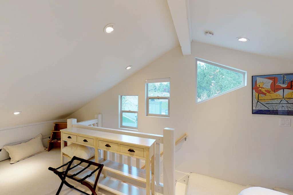 Comfortable condo with WiFi, washer & dryer, pool & hot tubs - walk to skiing
