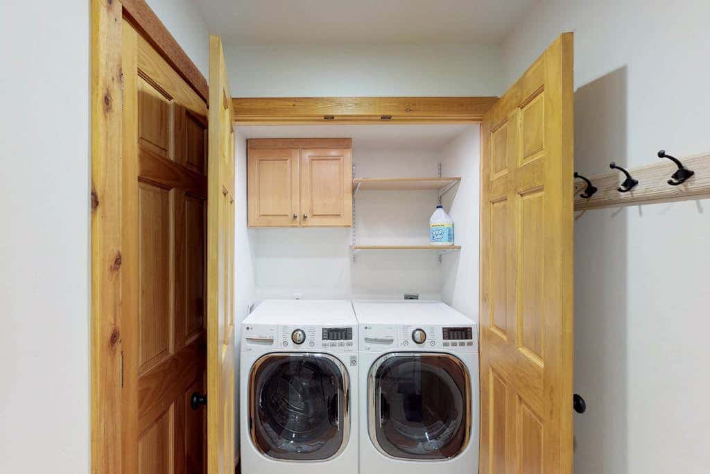 Comfortable condo with WiFi, washer & dryer, pool & hot tubs - walk to skiing