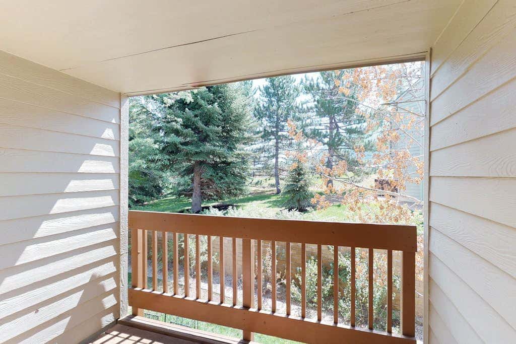Comfortable condo with WiFi, washer & dryer, pool & hot tubs - walk to skiing