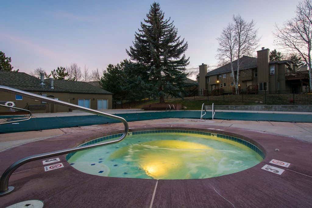 Comfortable condo with WiFi, washer & dryer, pool & hot tubs - walk to skiing