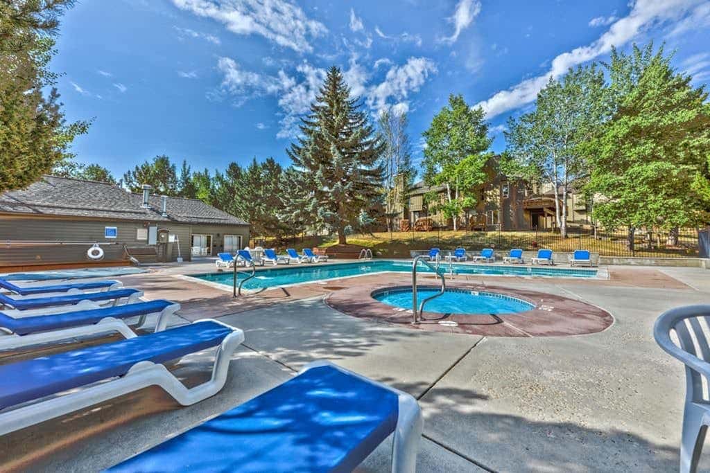 Comfortable condo with WiFi, washer & dryer, pool & hot tubs - walk to skiing