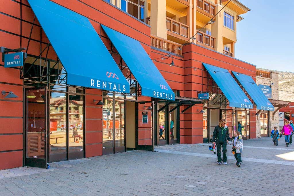 Comfortable condo with WiFi, washer & dryer, pool & hot tubs - walk to skiing