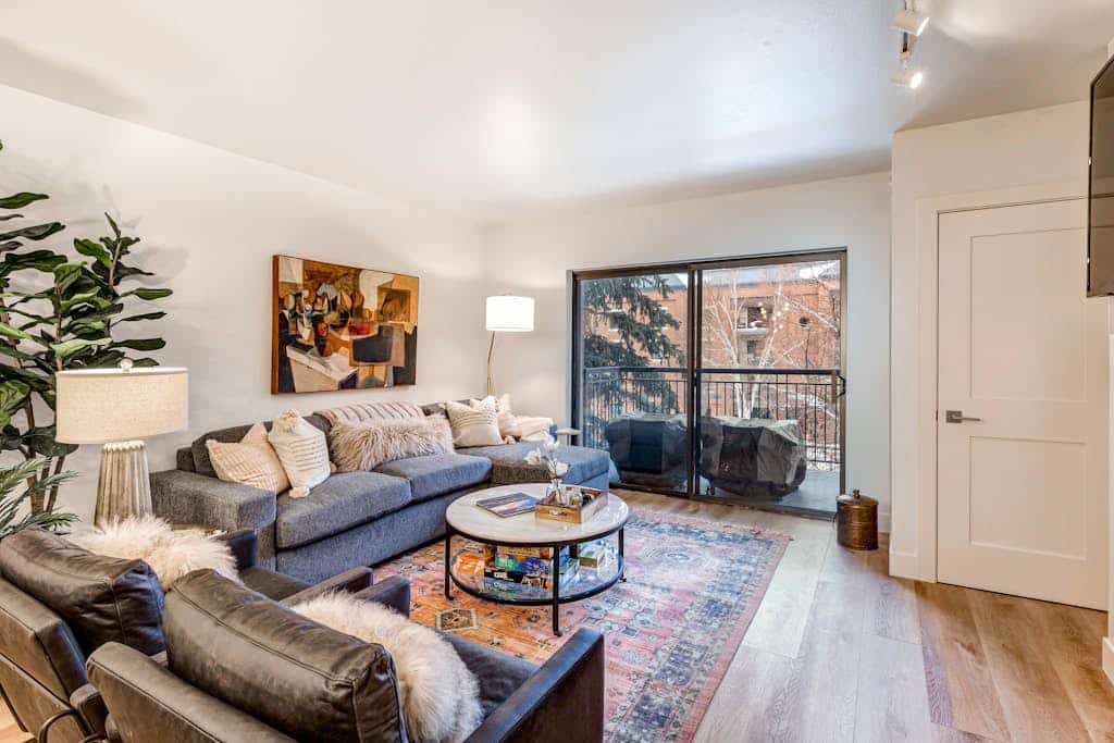 Beautifully Updated Luxury Condo -Hot Tub - Walk to Town Lift