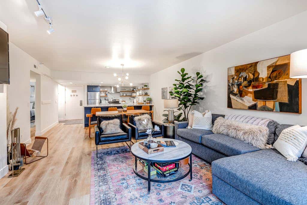 Beautifully Updated Luxury Condo -Hot Tub - Walk to Town Lift