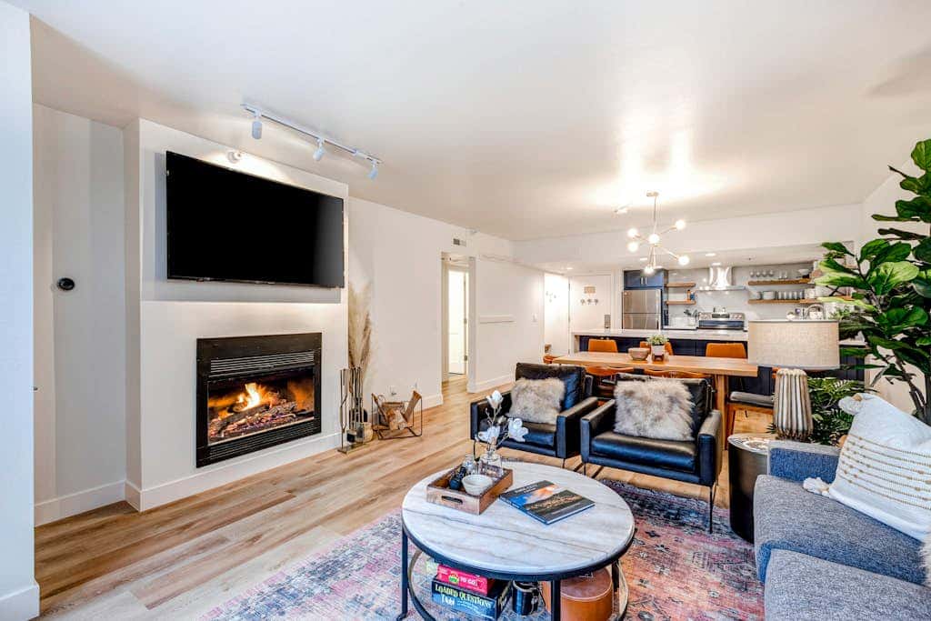 Beautifully Updated Luxury Condo -Hot Tub - Walk to Town Lift