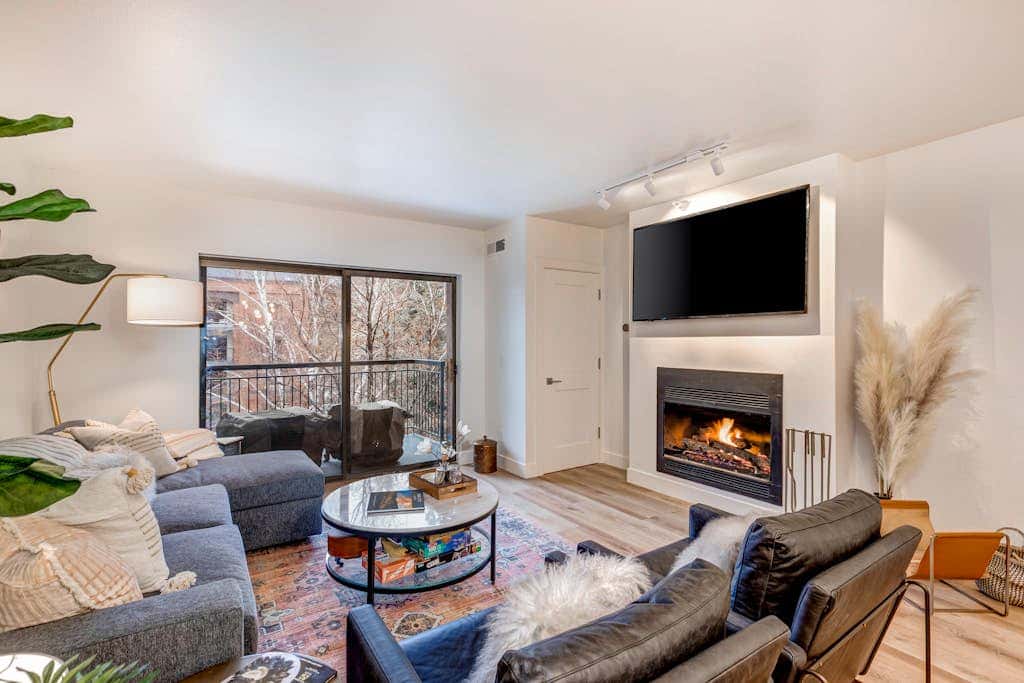 Beautifully Updated Luxury Condo -Hot Tub - Walk to Town Lift