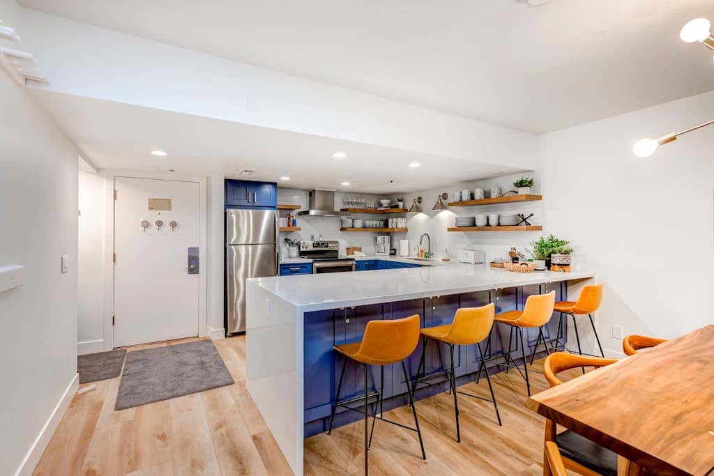 Beautifully Updated Luxury Condo -Hot Tub - Walk to Town Lift