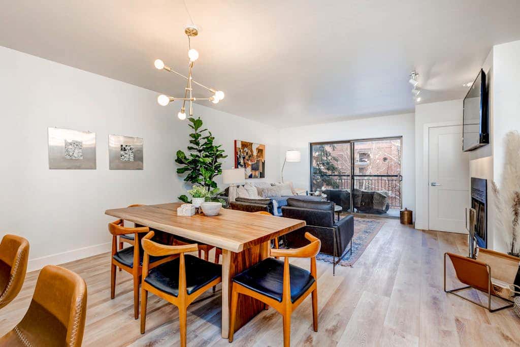 Beautifully Updated Luxury Condo -Hot Tub - Walk to Town Lift