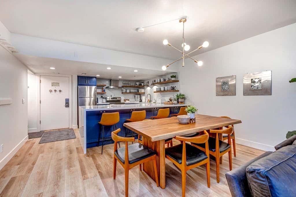 Beautifully Updated Luxury Condo -Hot Tub - Walk to Town Lift