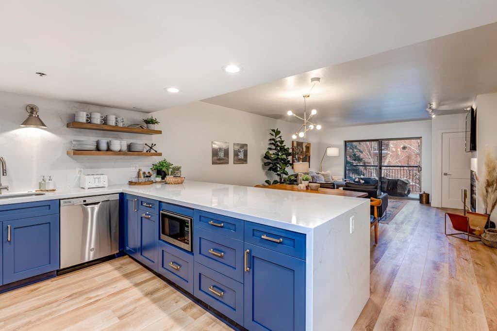Beautifully Updated Luxury Condo -Hot Tub - Walk to Town Lift