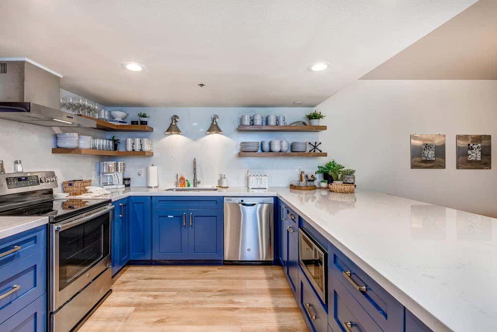 Beautifully Updated Luxury Condo -Hot Tub - Walk to Town Lift