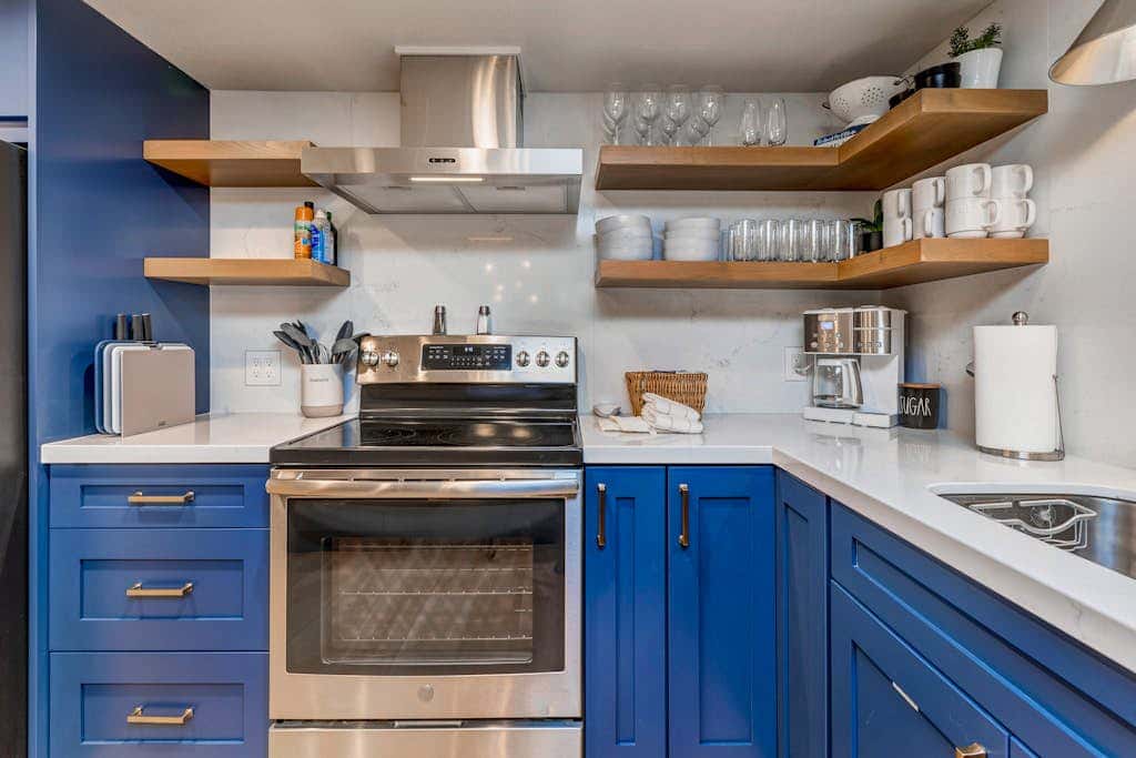 Beautifully Updated Luxury Condo -Hot Tub - Walk to Town Lift