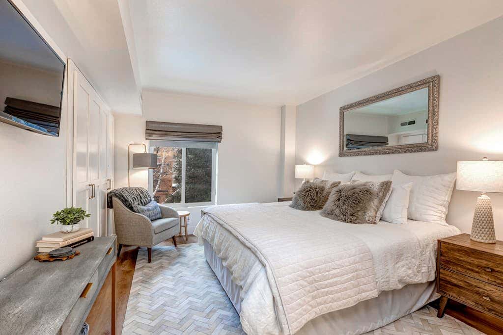 Beautifully Updated Luxury Condo -Hot Tub - Walk to Town Lift