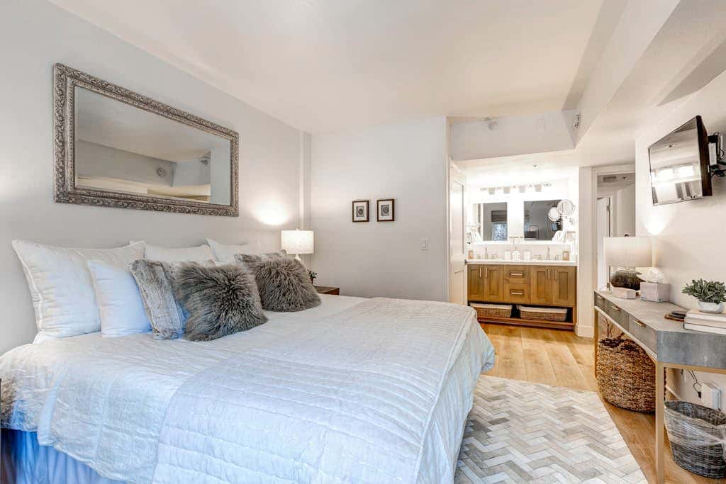 Beautifully Updated Luxury Condo -Hot Tub - Walk to Town Lift