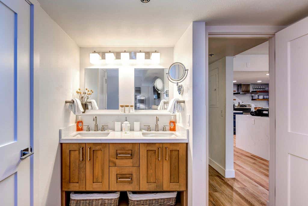 Beautifully Updated Luxury Condo -Hot Tub - Walk to Town Lift