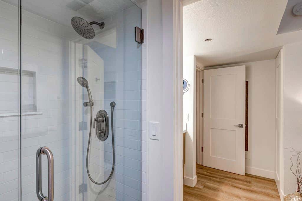 Beautifully Updated Luxury Condo -Hot Tub - Walk to Town Lift