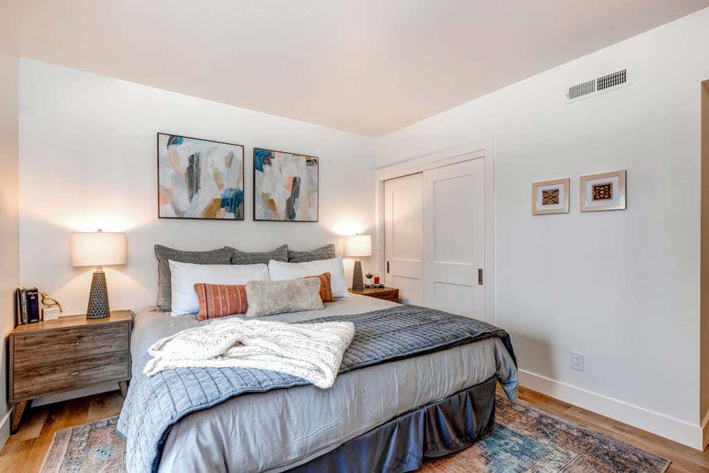 Beautifully Updated Luxury Condo -Hot Tub - Walk to Town Lift