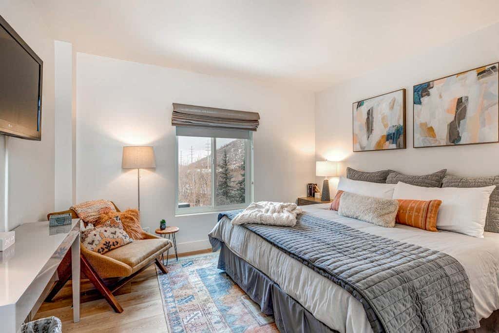 Beautifully Updated Luxury Condo -Hot Tub - Walk to Town Lift