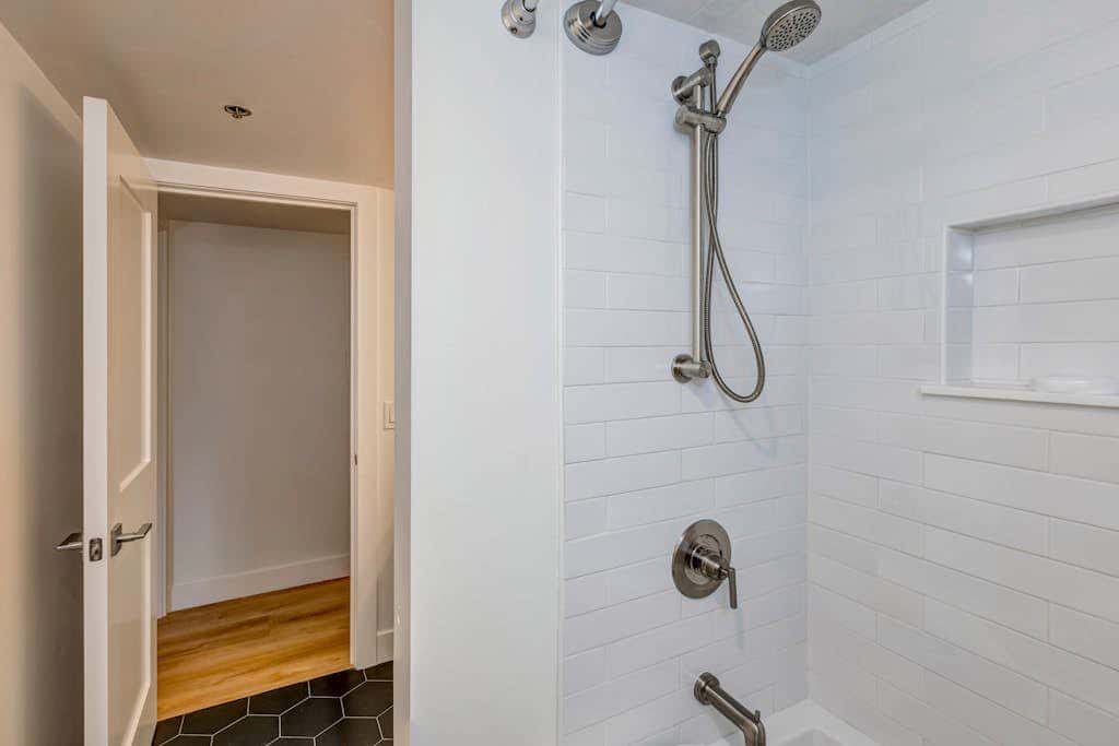 Beautifully Updated Luxury Condo -Hot Tub - Walk to Town Lift