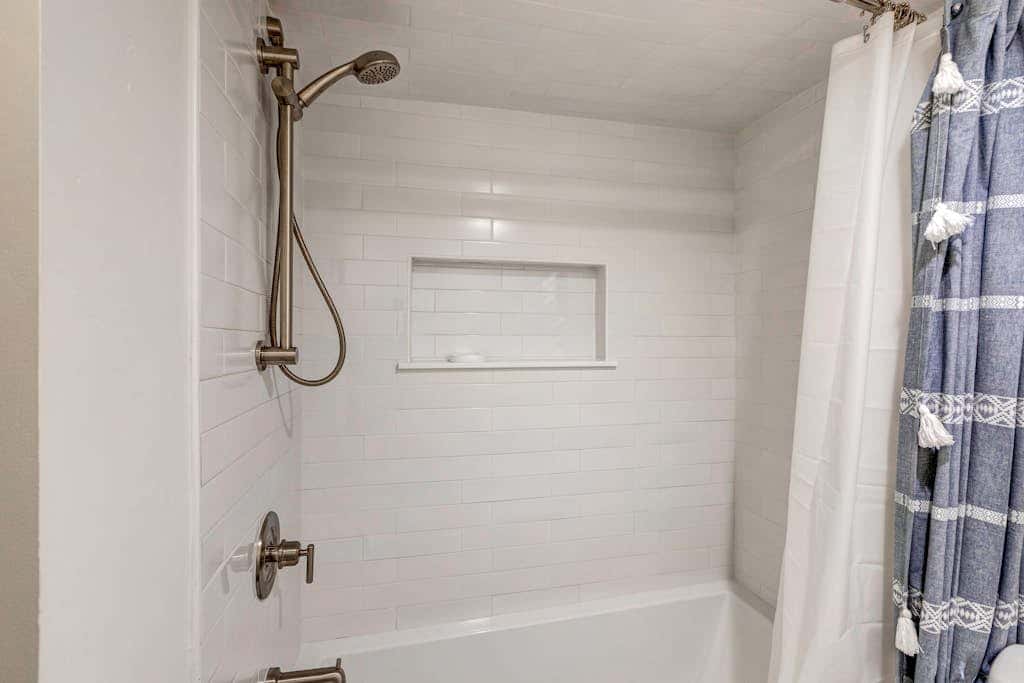Beautifully Updated Luxury Condo -Hot Tub - Walk to Town Lift
