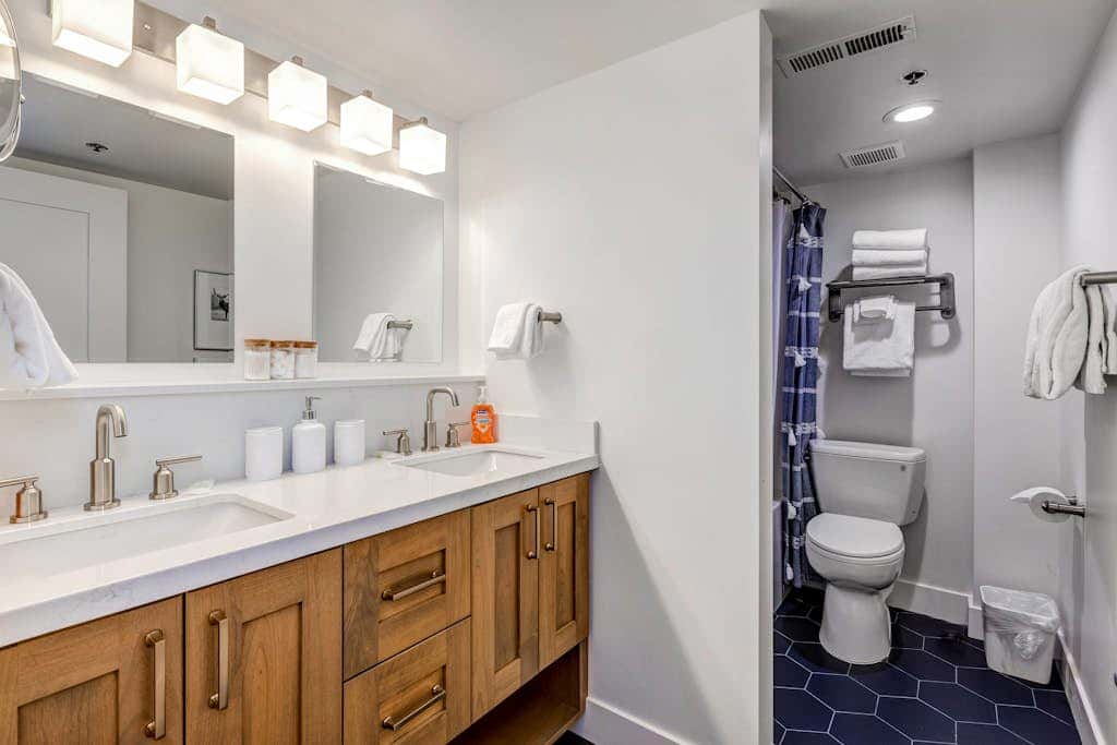 Beautifully Updated Luxury Condo -Hot Tub - Walk to Town Lift