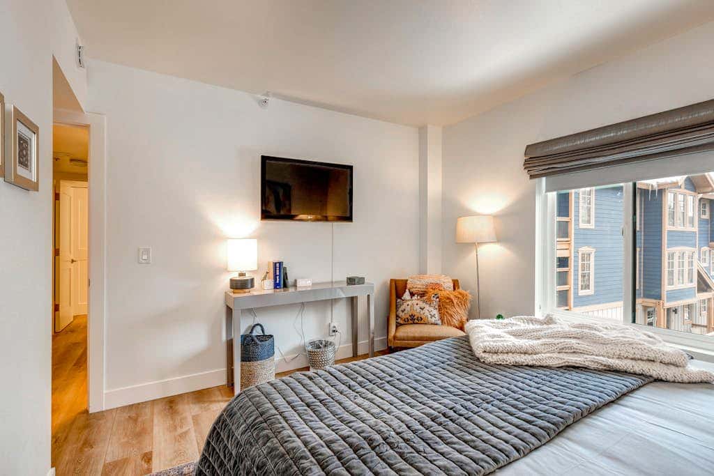 Beautifully Updated Luxury Condo -Hot Tub - Walk to Town Lift