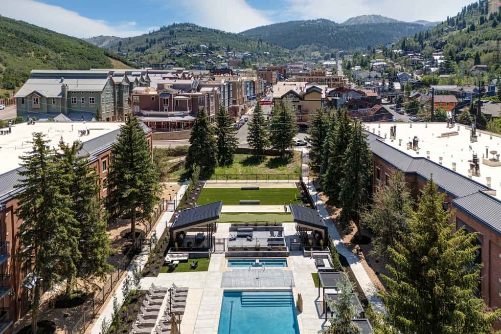 Beautifully Updated Luxury Condo -Hot Tub - Walk to Town Lift