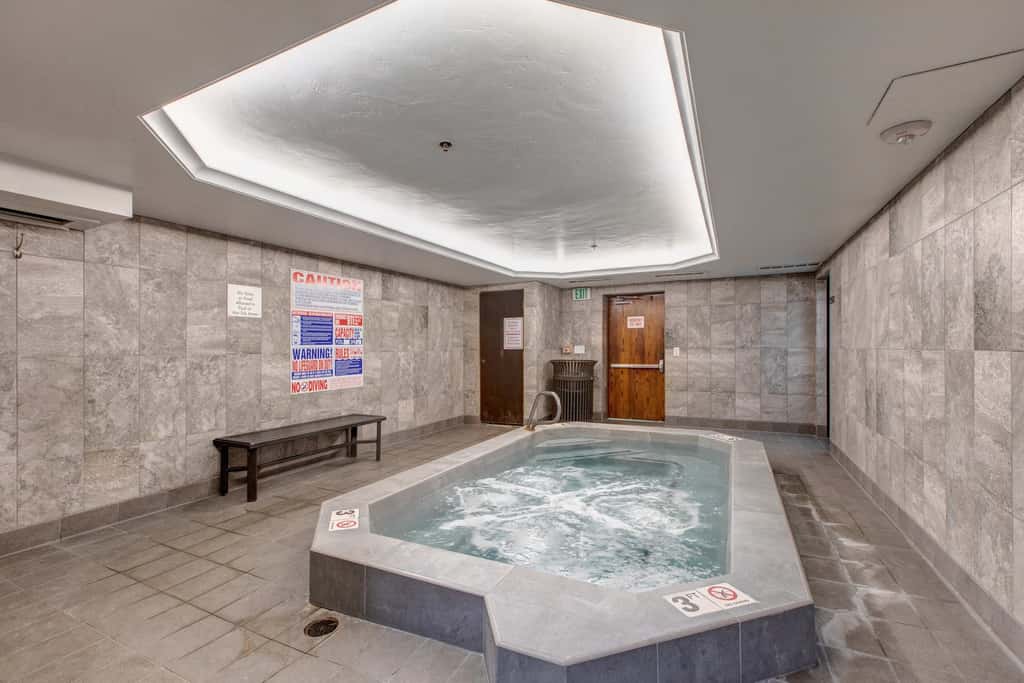 Beautifully Updated Luxury Condo -Hot Tub - Walk to Town Lift