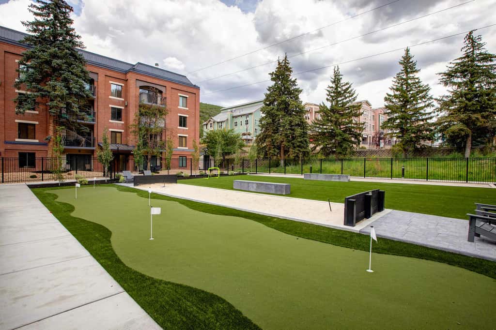 Beautifully Updated Luxury Condo -Hot Tub - Walk to Town Lift