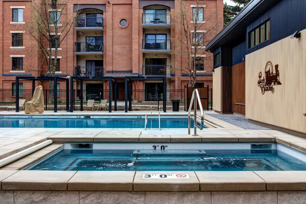 Beautifully Updated Luxury Condo -Hot Tub - Walk to Town Lift