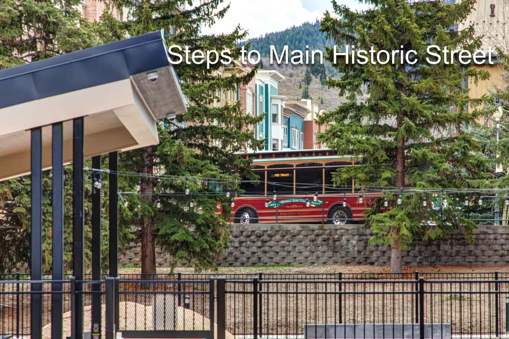Beautifully Updated Luxury Condo -Hot Tub - Walk to Town Lift