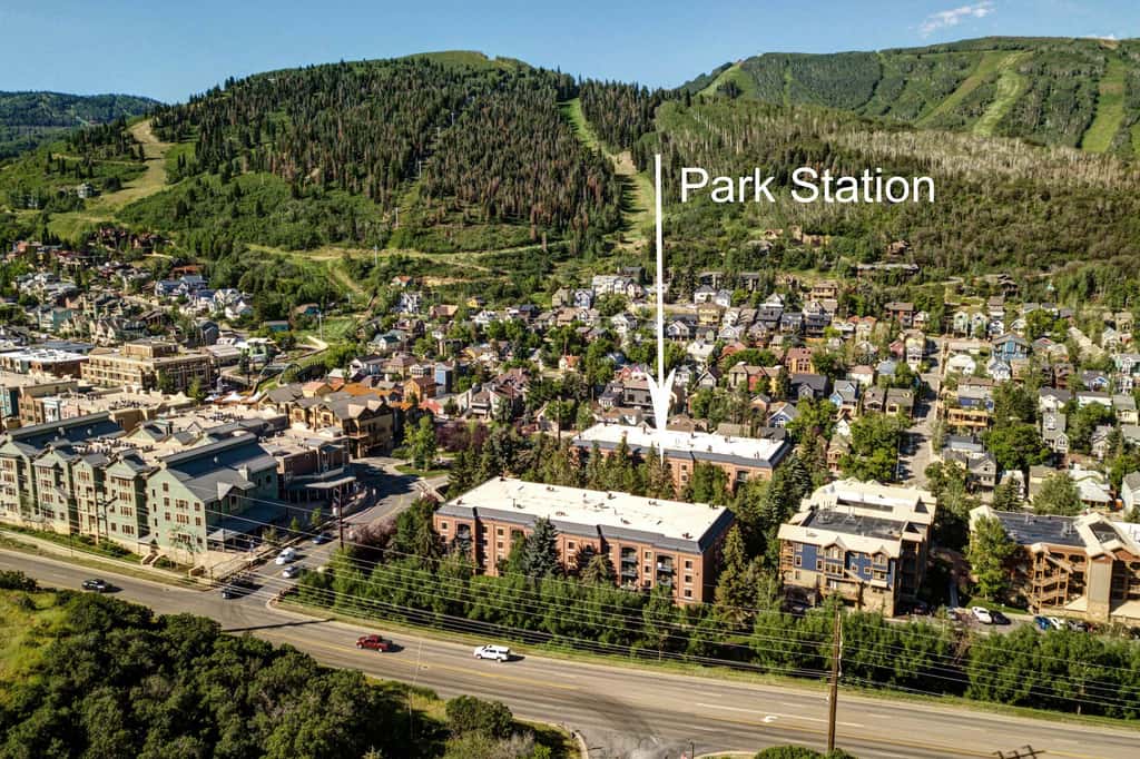 Beautifully Updated Luxury Condo -Hot Tub - Walk to Town Lift