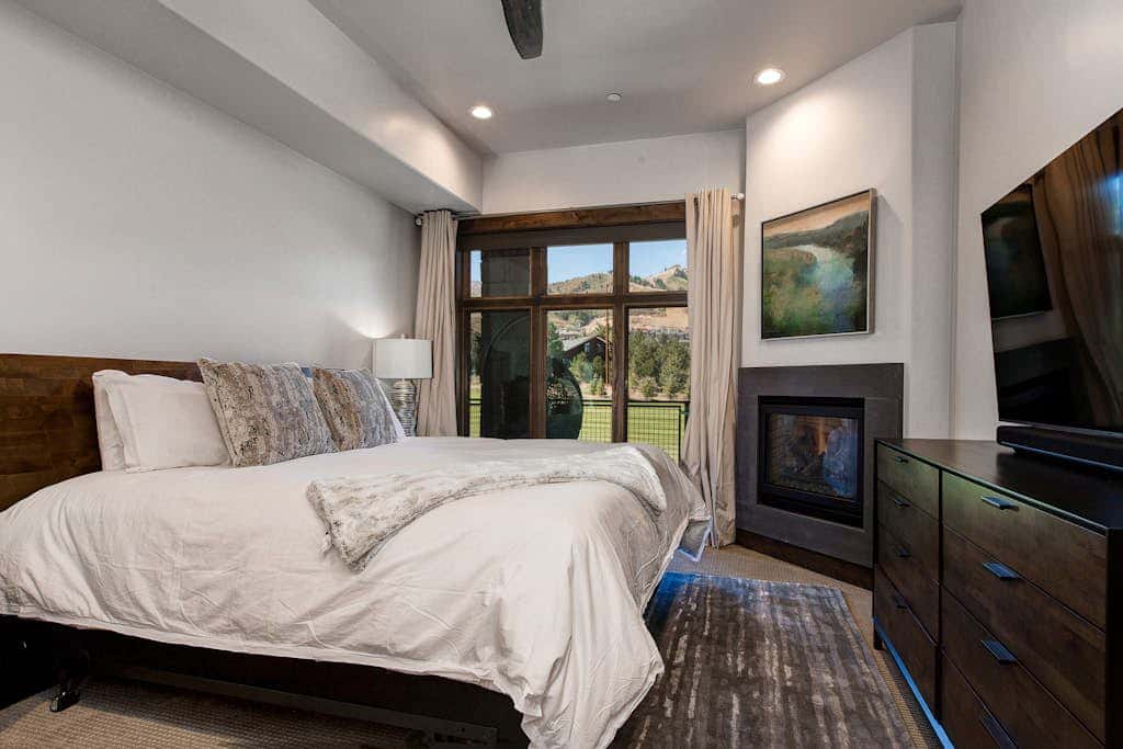 Luxury condo with large deck, pool/hot tub, walk to ski access