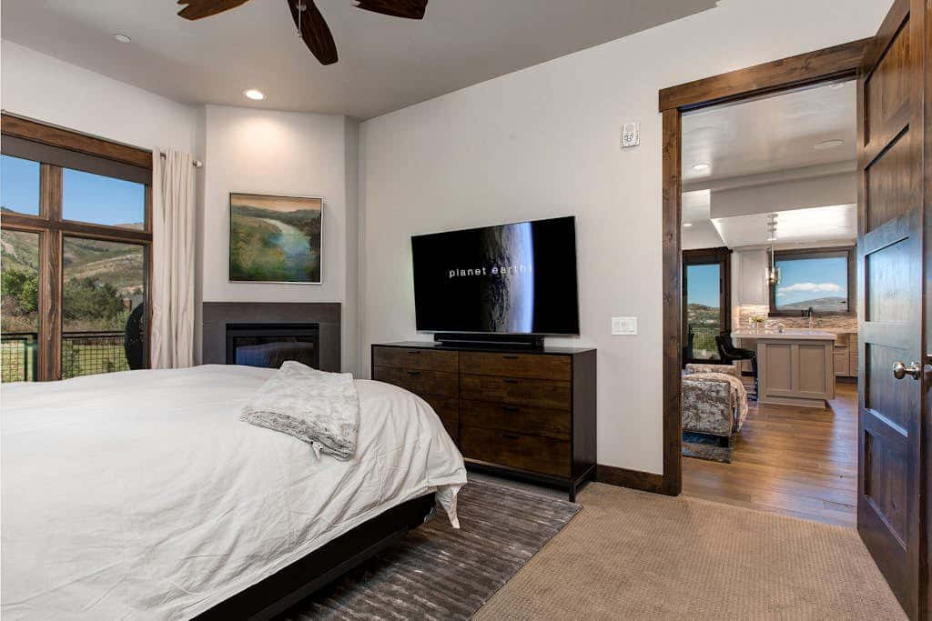 Luxury condo with large deck, pool/hot tub, walk to ski access