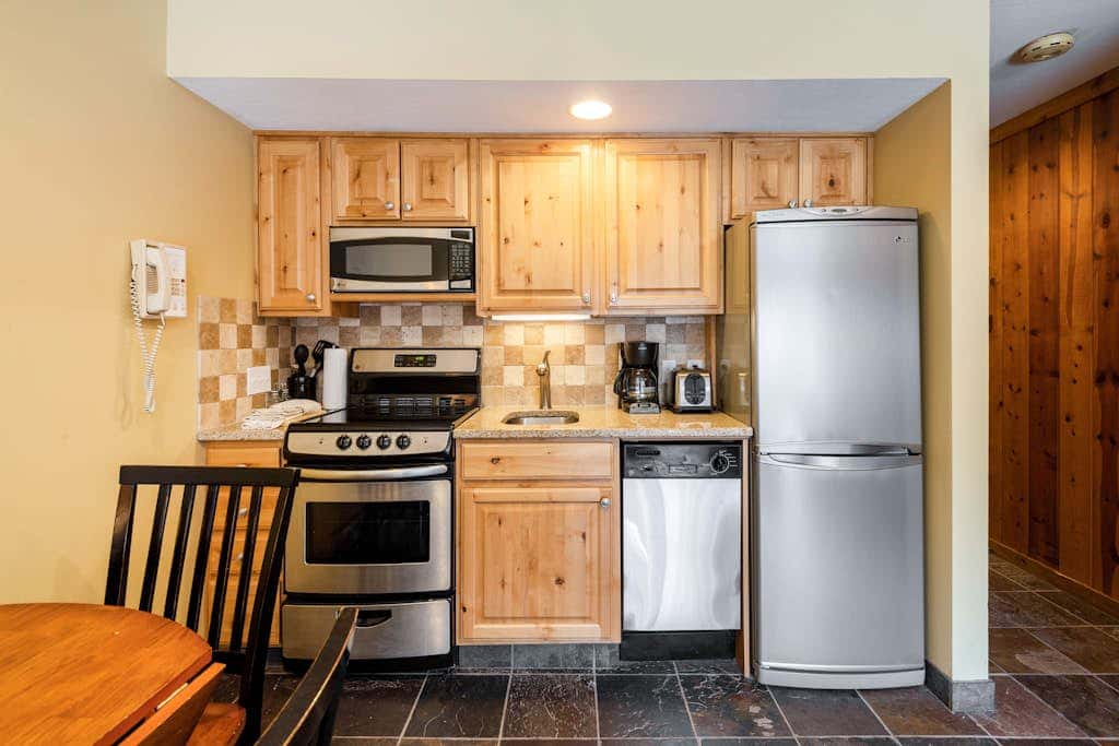 Ski-view studio close to skiing with hot tub, outdoor pool, gym, saunas