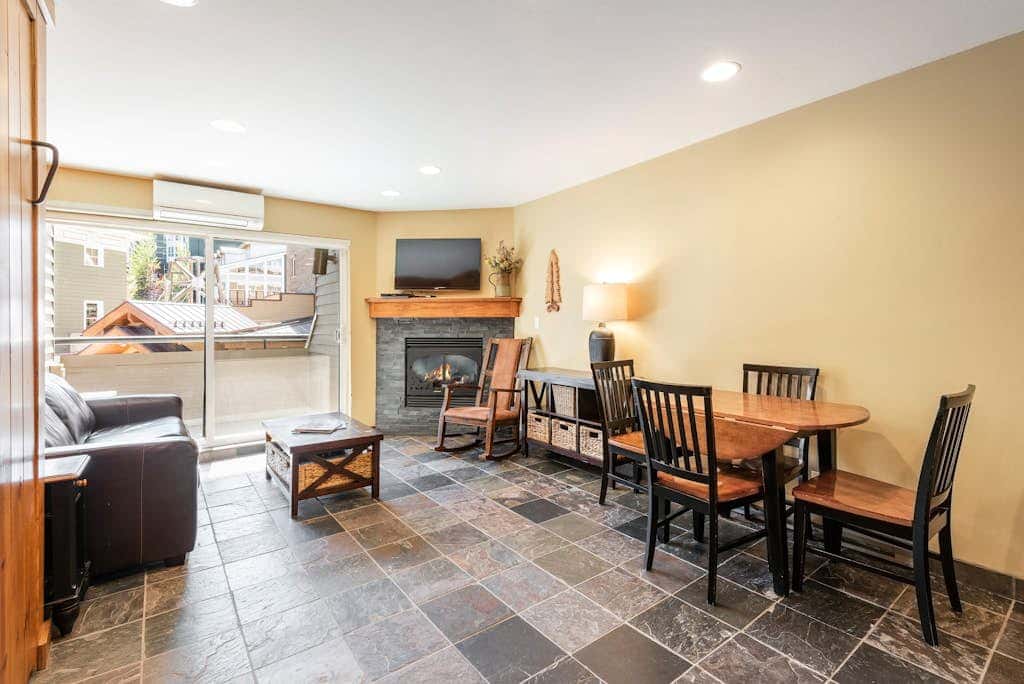 Ski-view studio close to skiing with hot tub, outdoor pool, gym, saunas