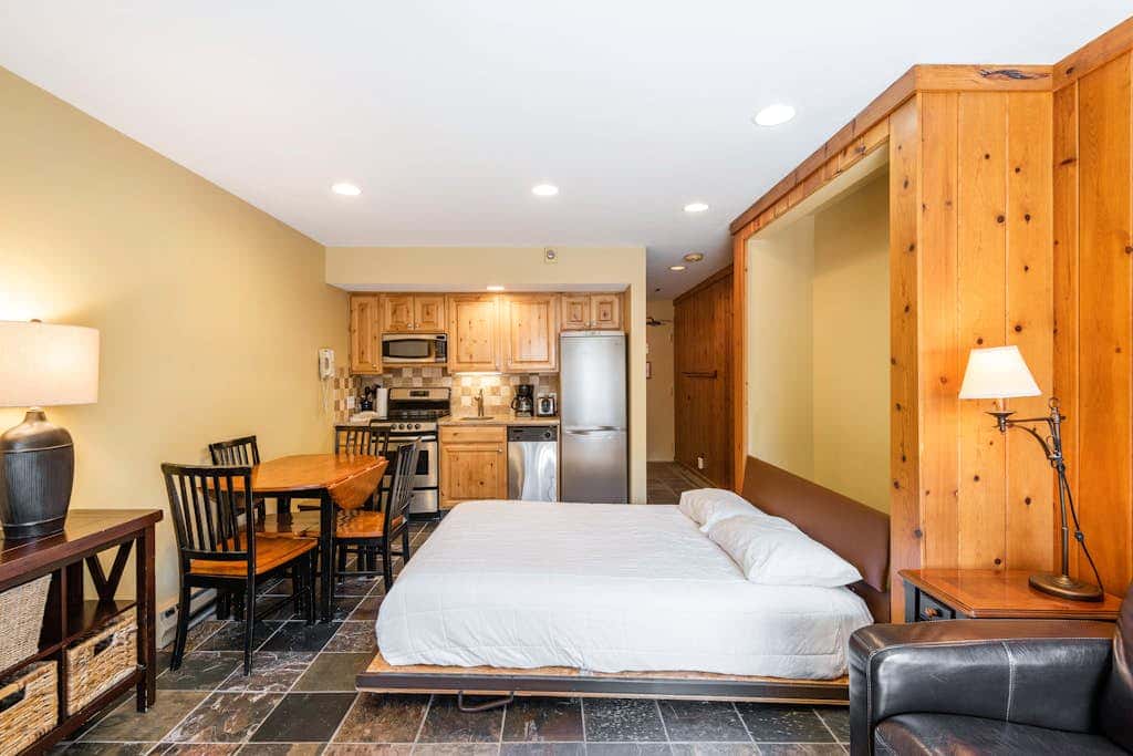 Ski-view studio close to skiing with hot tub, outdoor pool, gym, saunas