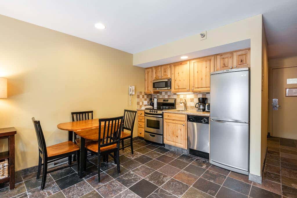 Ski-view studio close to skiing with hot tub, outdoor pool, gym, saunas