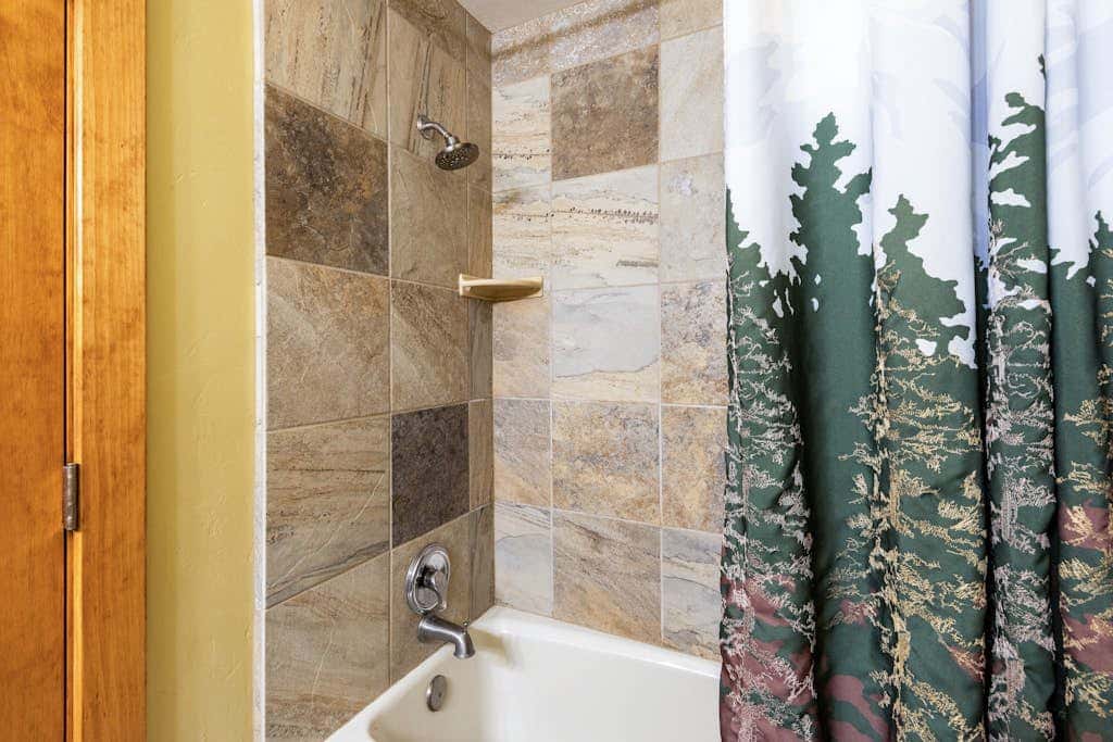 Ski-view studio close to skiing with hot tub, outdoor pool, gym, saunas