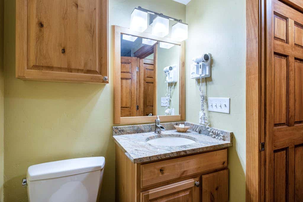 Ski-view studio close to skiing with hot tub, outdoor pool, gym, saunas