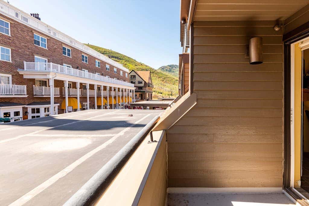 Ski-view studio close to skiing with hot tub, outdoor pool, gym, saunas