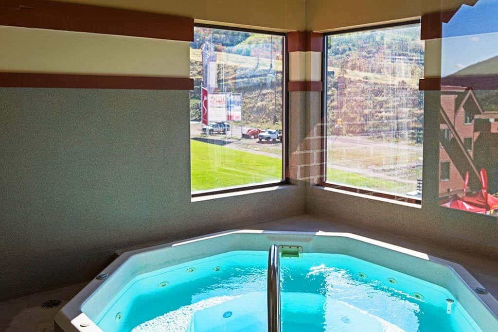 Ski-view studio close to skiing with hot tub, outdoor pool, gym, saunas