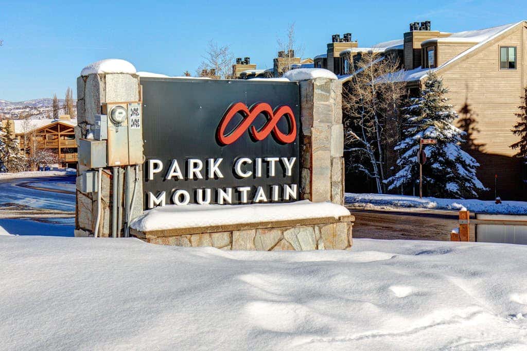Ski-view studio close to skiing with hot tub, outdoor pool, gym, saunas