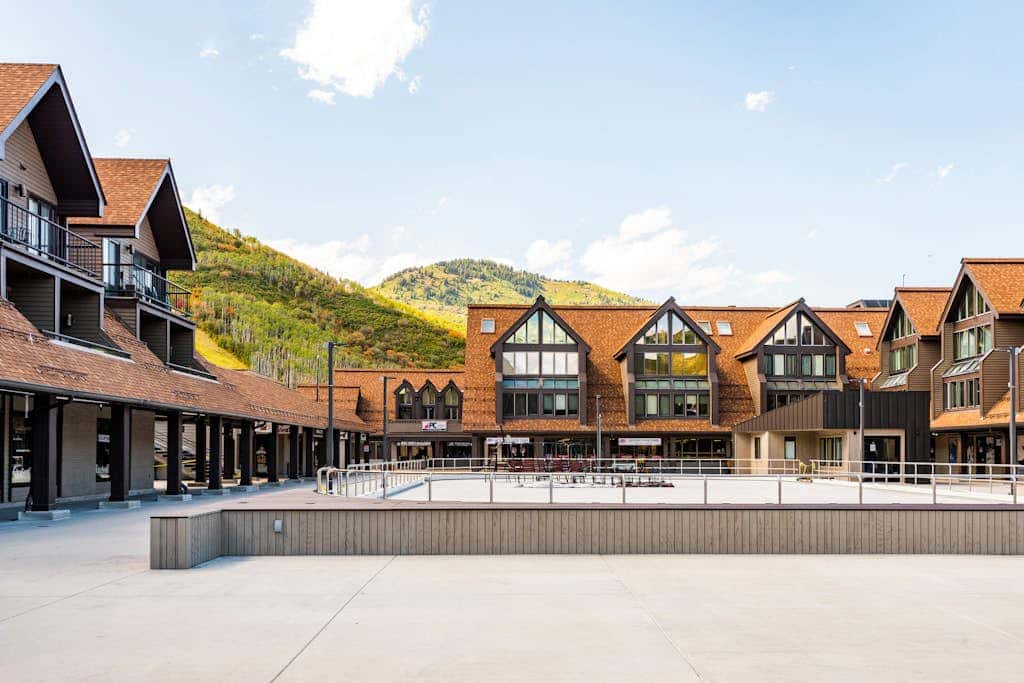 Ski-view studio close to skiing with hot tub, outdoor pool, gym, saunas