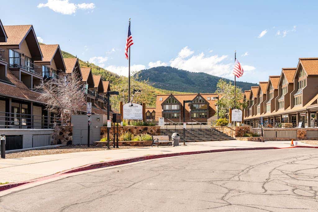 Ski-view studio close to skiing with hot tub, outdoor pool, gym, saunas