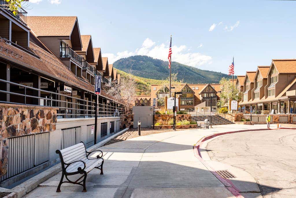 Ski-view studio close to skiing with hot tub, outdoor pool, gym, saunas